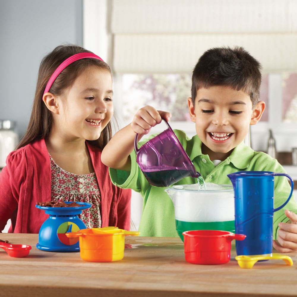 Dzieci mogą umieszczać w naczyniach dowolne substancje – farby, modelinę, piasek… Wszystko zależy od ich wyobraźni!
